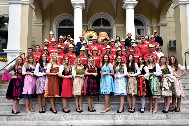 Coordenadores voluntários da Oktoberfest e candidatas a Soberanas são apresentados